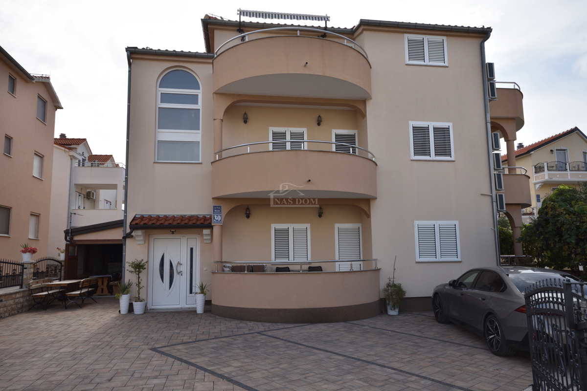 Vodice - piano di un edificio con 2 appartamenti