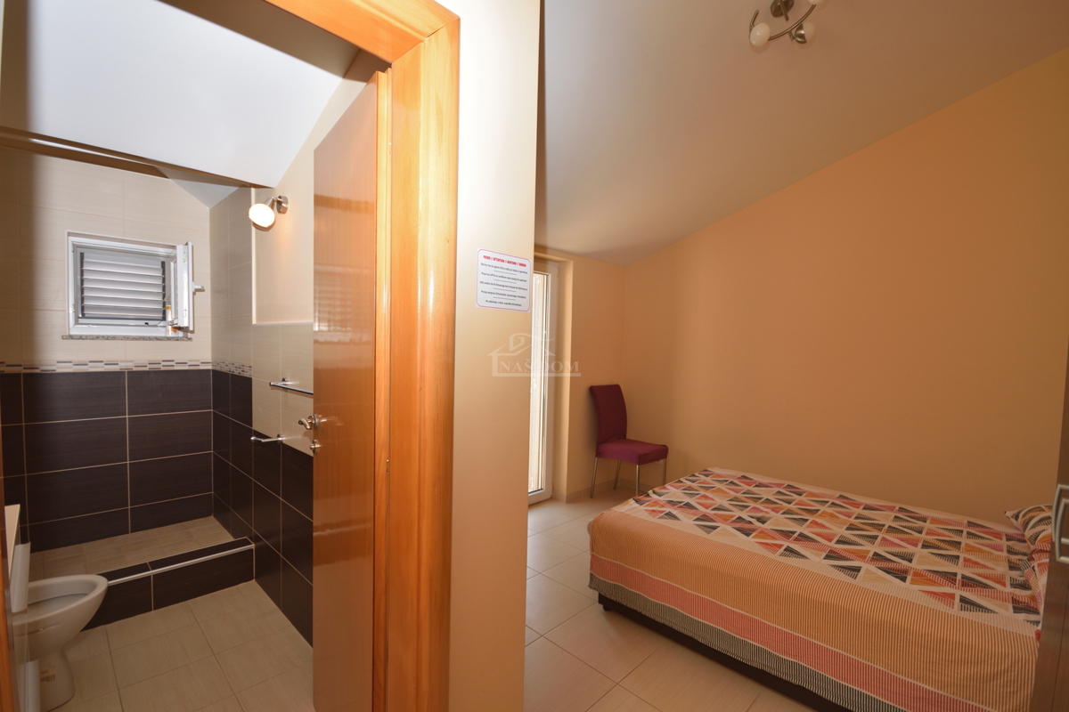 Vodice - piano di un edificio con 2 appartamenti