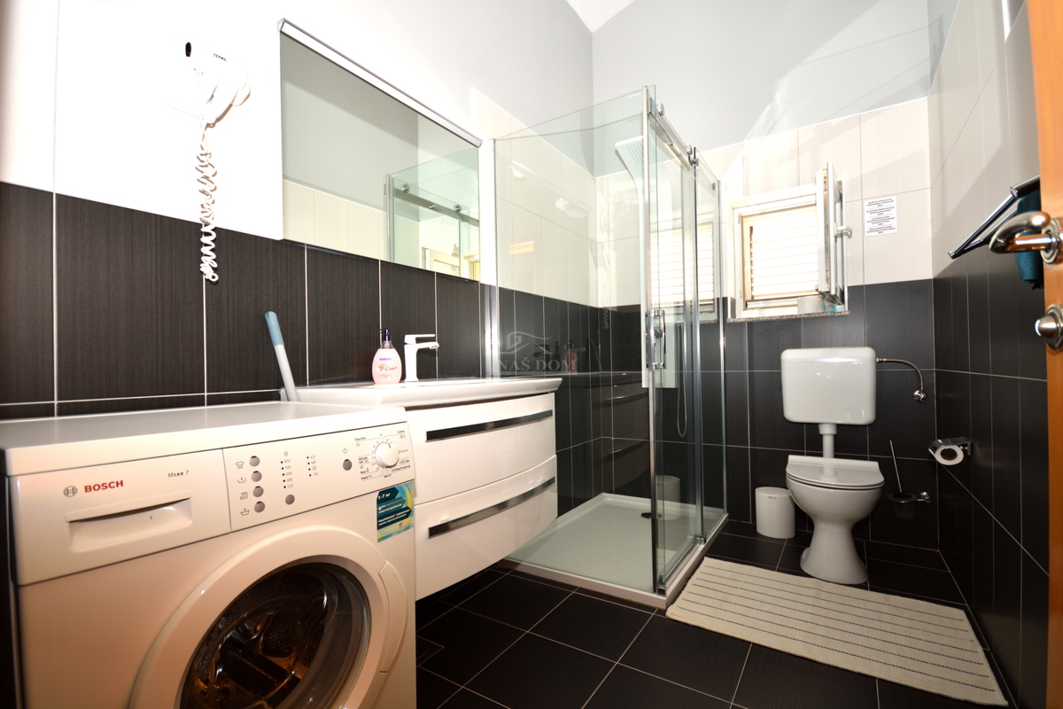 Vodice - piano di un edificio con 2 appartamenti