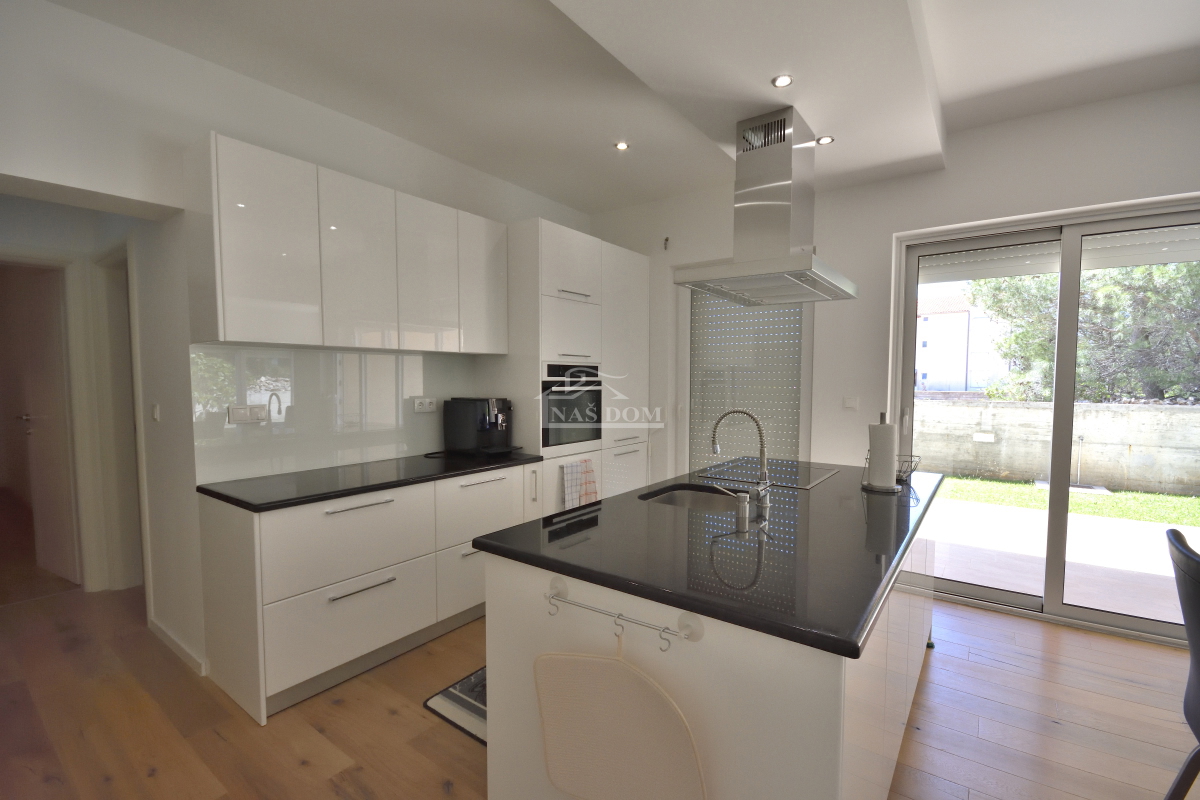 Srima, Vodice - Casa con 4 appartamenti e piscina, a 800 m dalla spiaggia