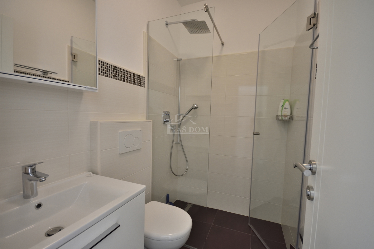 Srima, Vodice - Casa con 4 appartamenti e piscina, a 800 m dalla spiaggia