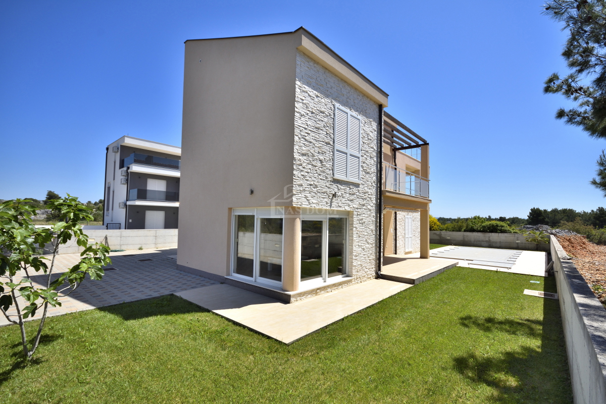 Srima, Vodice - Casa con 4 appartamenti e piscina, a 800 m dalla spiaggia