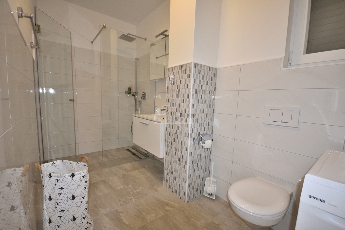 Srima, Vodice - Casa con 4 appartamenti e piscina, a 800 m dalla spiaggia