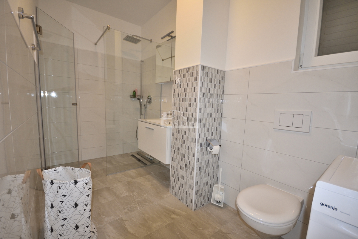 Srima, Vodice - Casa con 4 appartamenti e piscina, a 800 m dalla spiaggia