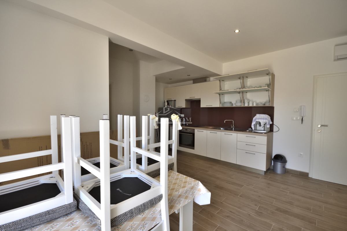 Srima, Vodice - Casa con 4 appartamenti e piscina, a 800 m dalla spiaggia