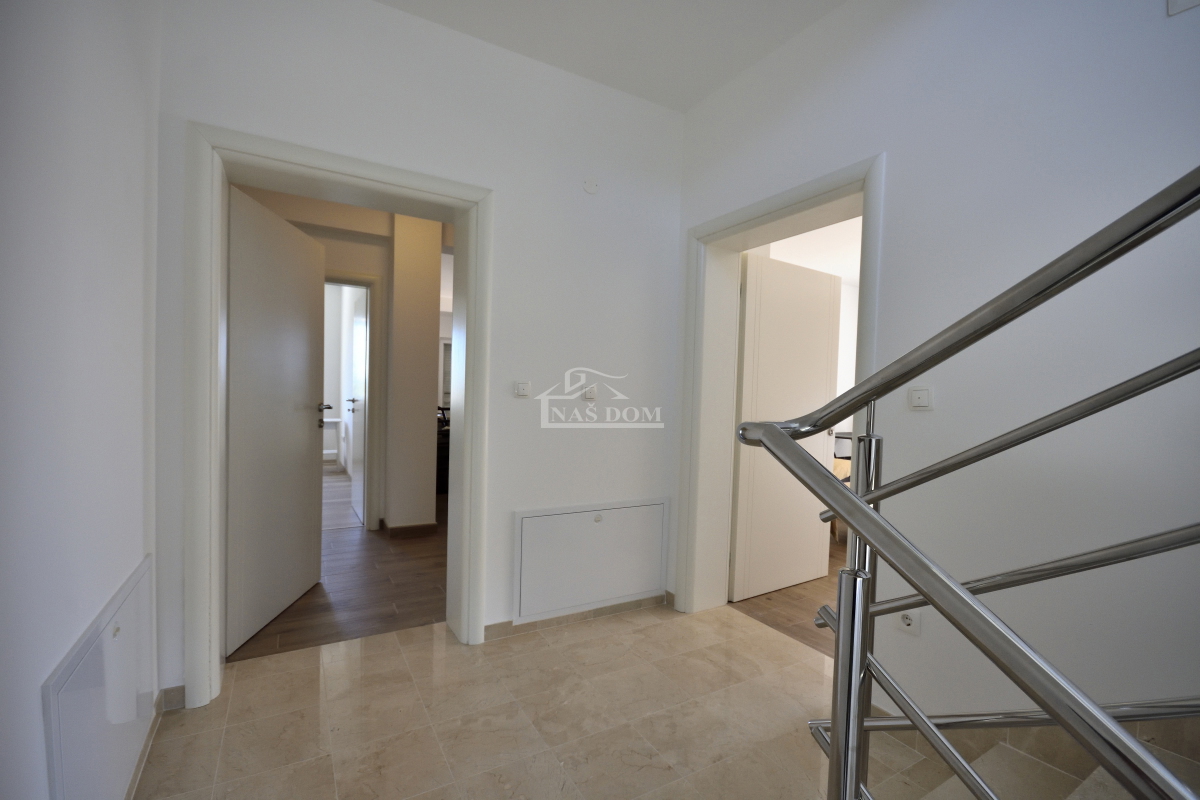 Srima, Vodice - Casa con 4 appartamenti e piscina, a 800 m dalla spiaggia