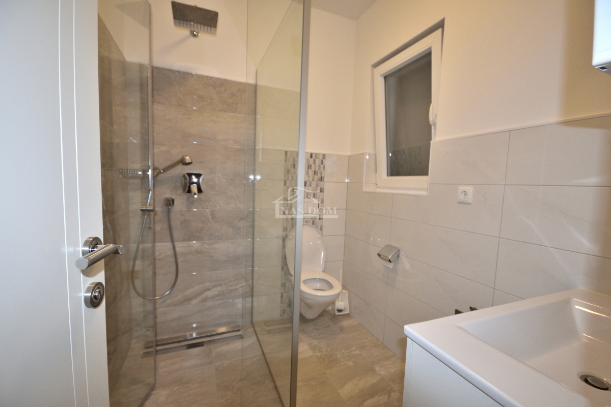 Srima, Vodice - Casa con 4 appartamenti e piscina, a 800 m dalla spiaggia