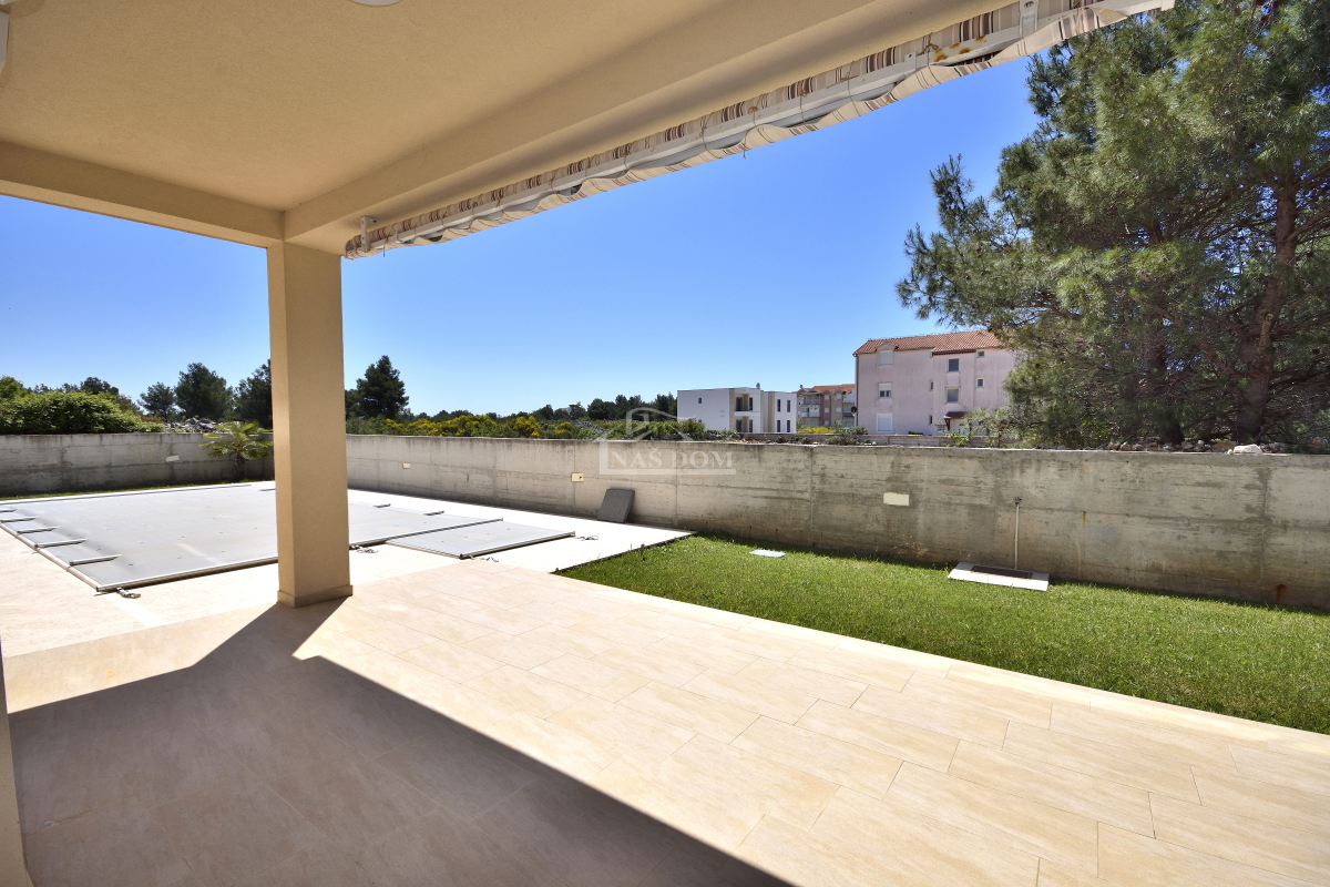 Srima, Vodice - Casa con 4 appartamenti e piscina, a 800 m dalla spiaggia