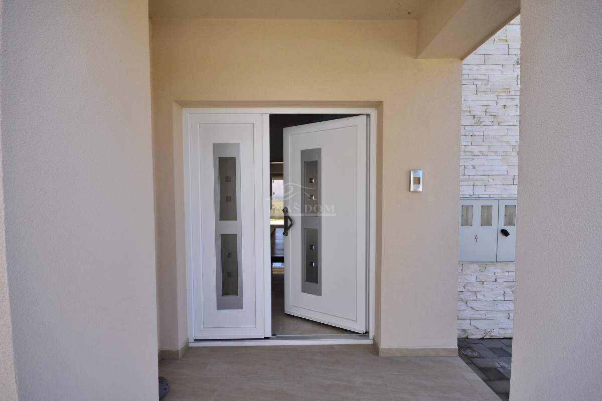 Srima, Vodice - Casa con 4 appartamenti e piscina, a 800 m dalla spiaggia