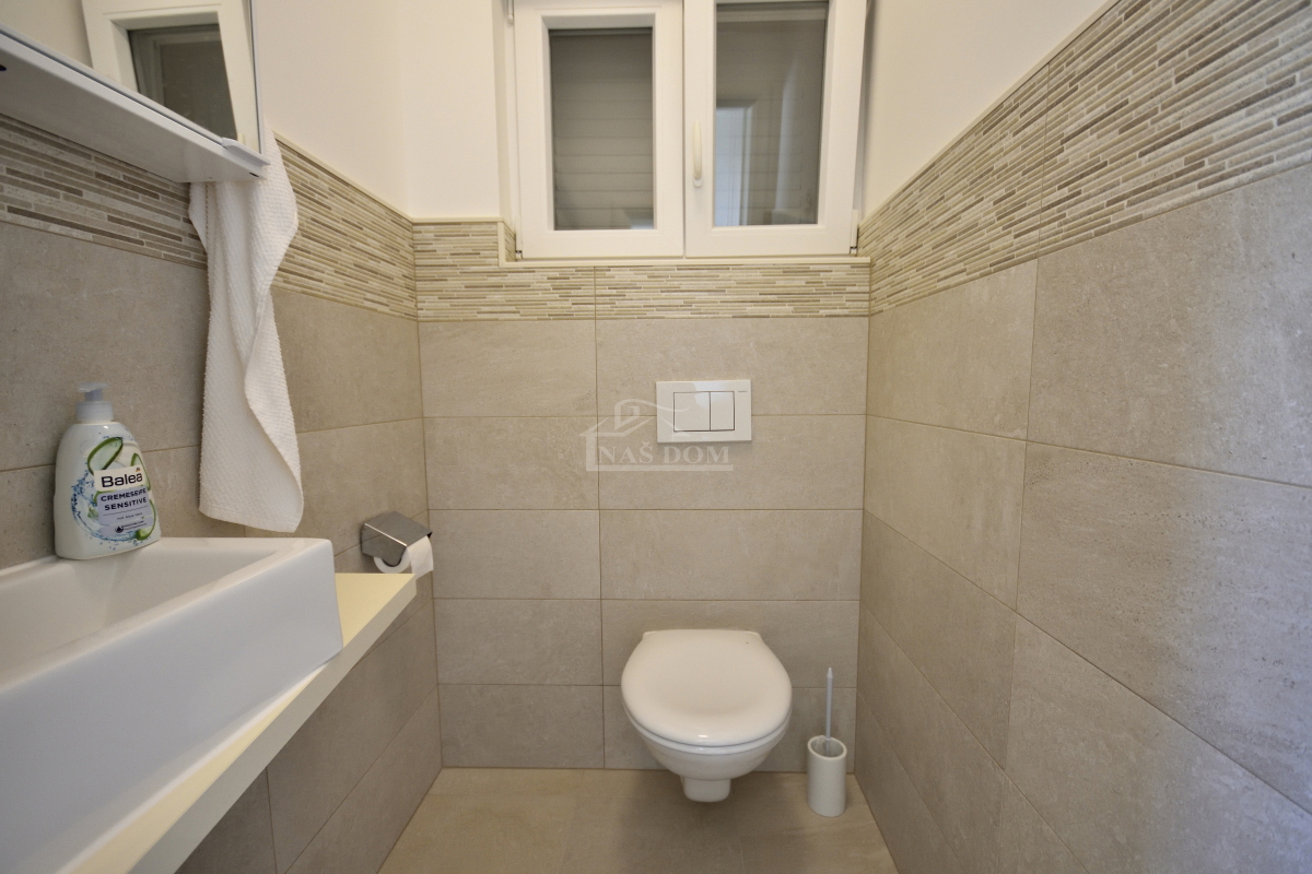 Srima, Vodice - Casa con 4 appartamenti e piscina, a 800 m dalla spiaggia