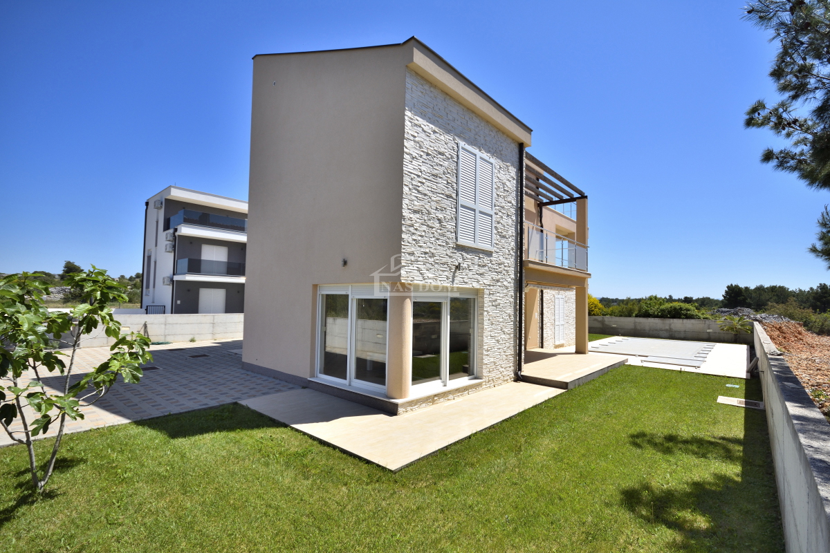 Srima, Vodice - Casa con 4 appartamenti e piscina, a 800 m dalla spiaggia