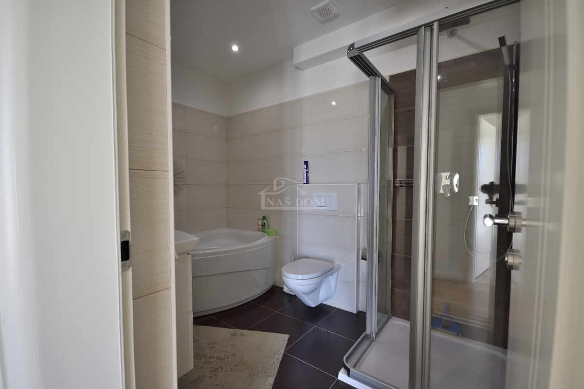 Srima, Vodice - Casa con 4 appartamenti e piscina, a 800 m dalla spiaggia