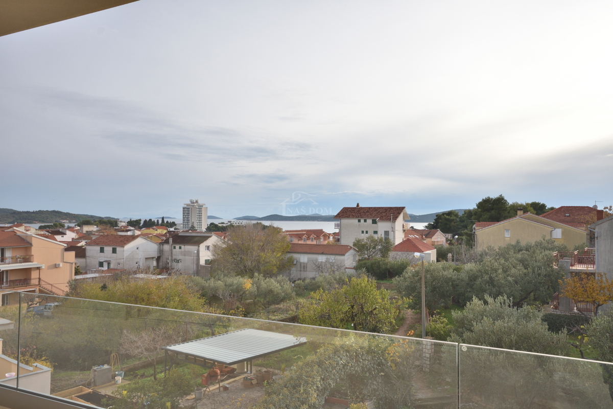 Vodice - Attico di lusso S4 con ascensore, vista mare, posizione eccellente