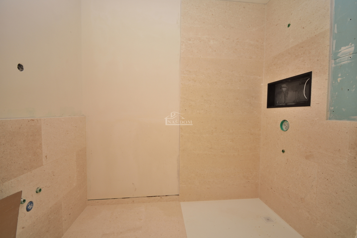 Vodice - Attico di lusso S4 con ascensore, vista mare, posizione eccellente