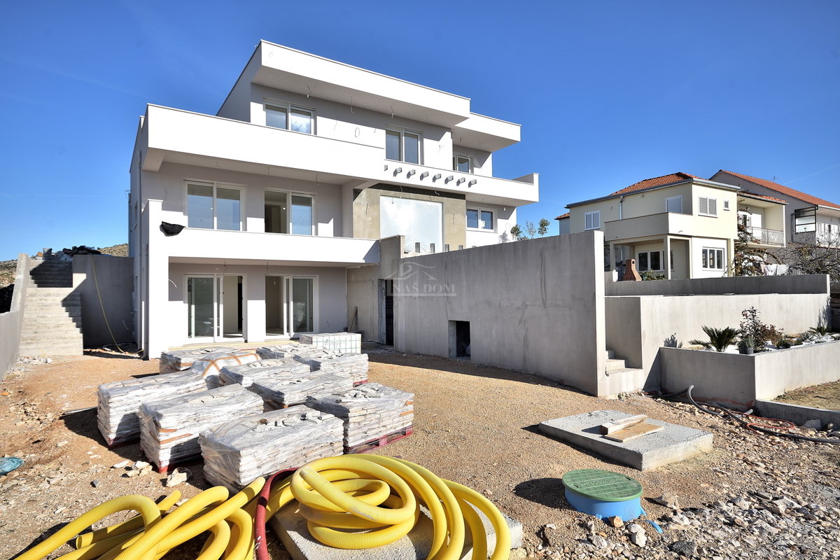 Šibenik, Donje Polje - villa con piscina