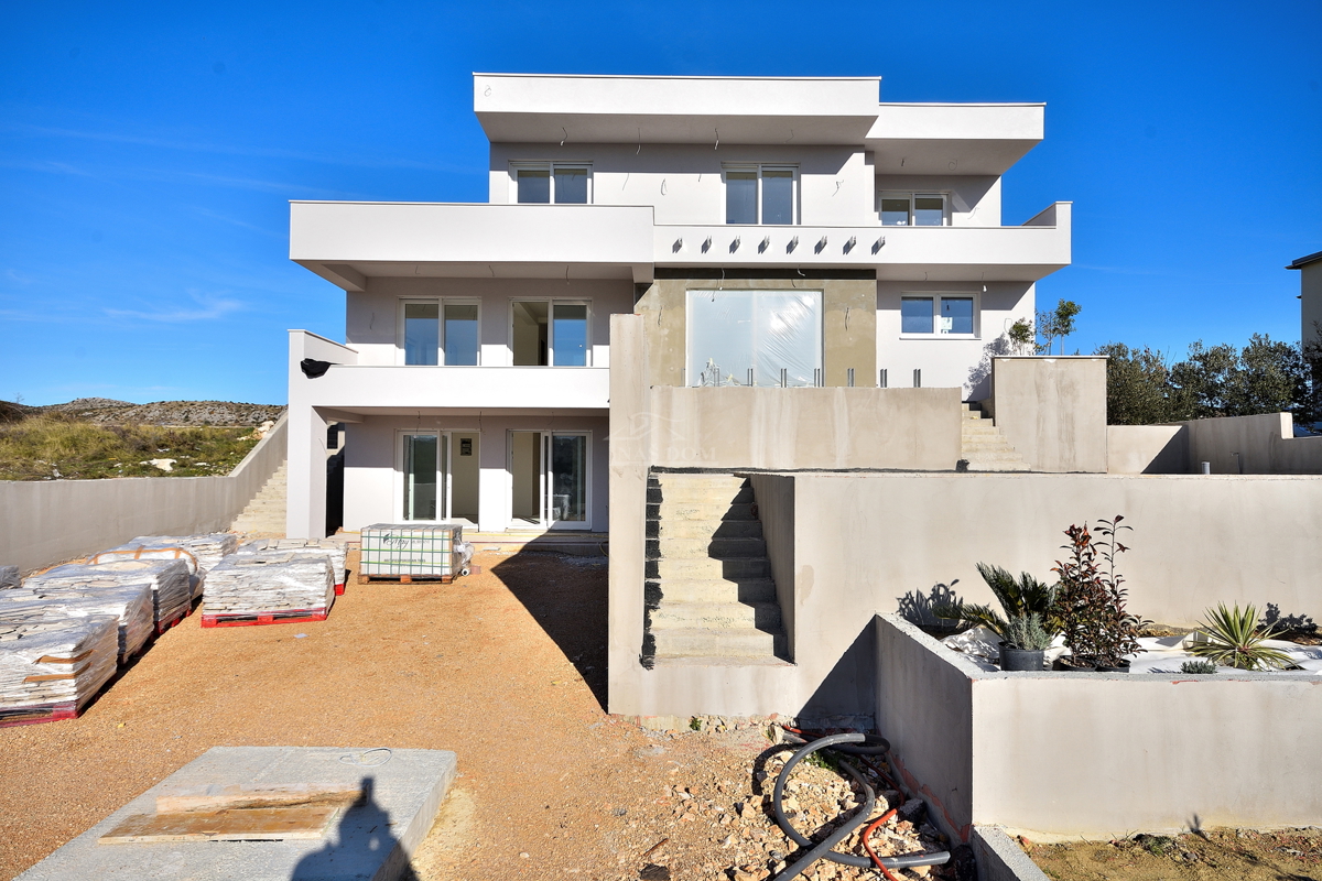 Šibenik, Donje Polje - villa con piscina