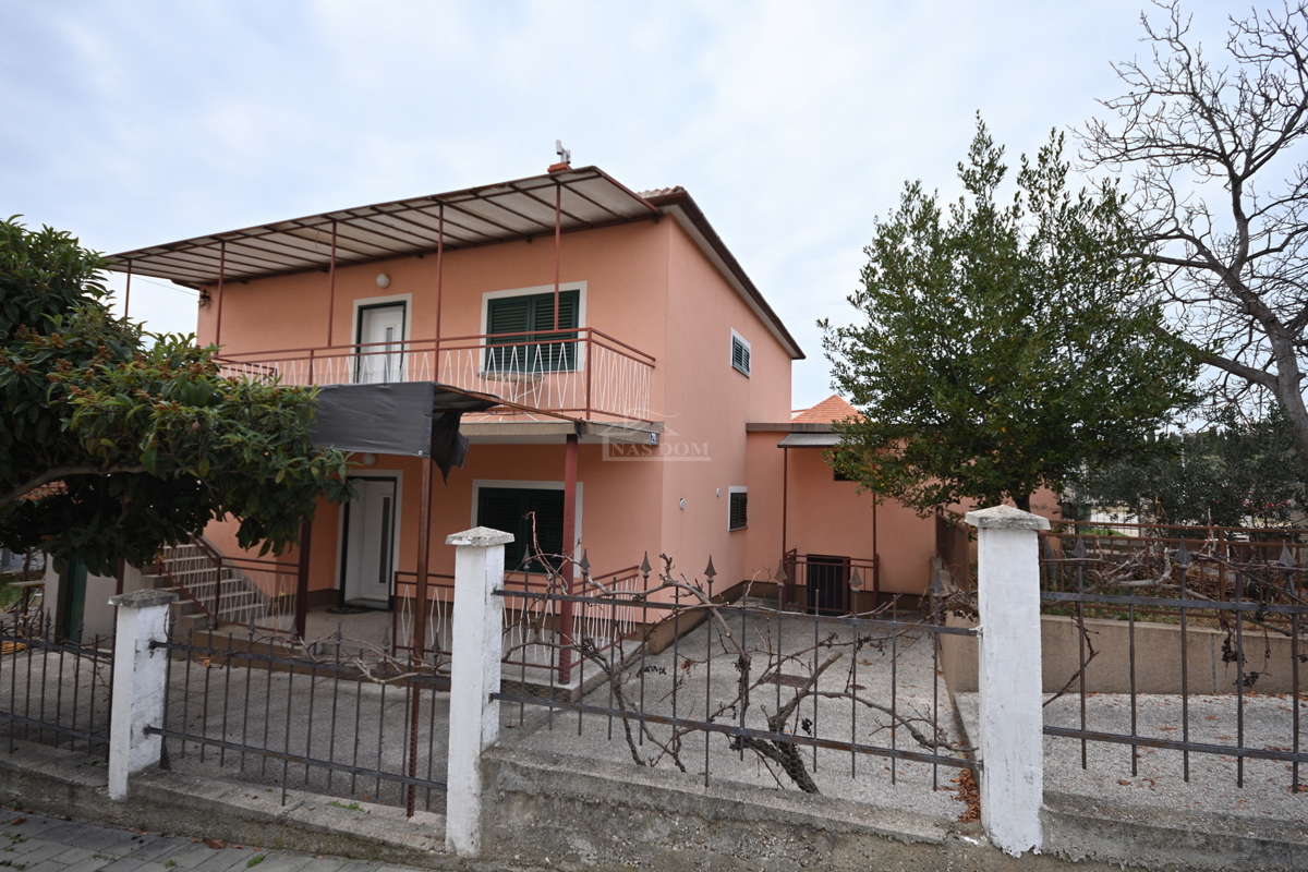 Vodice - casa indipendente con 2 appartamenti e garage