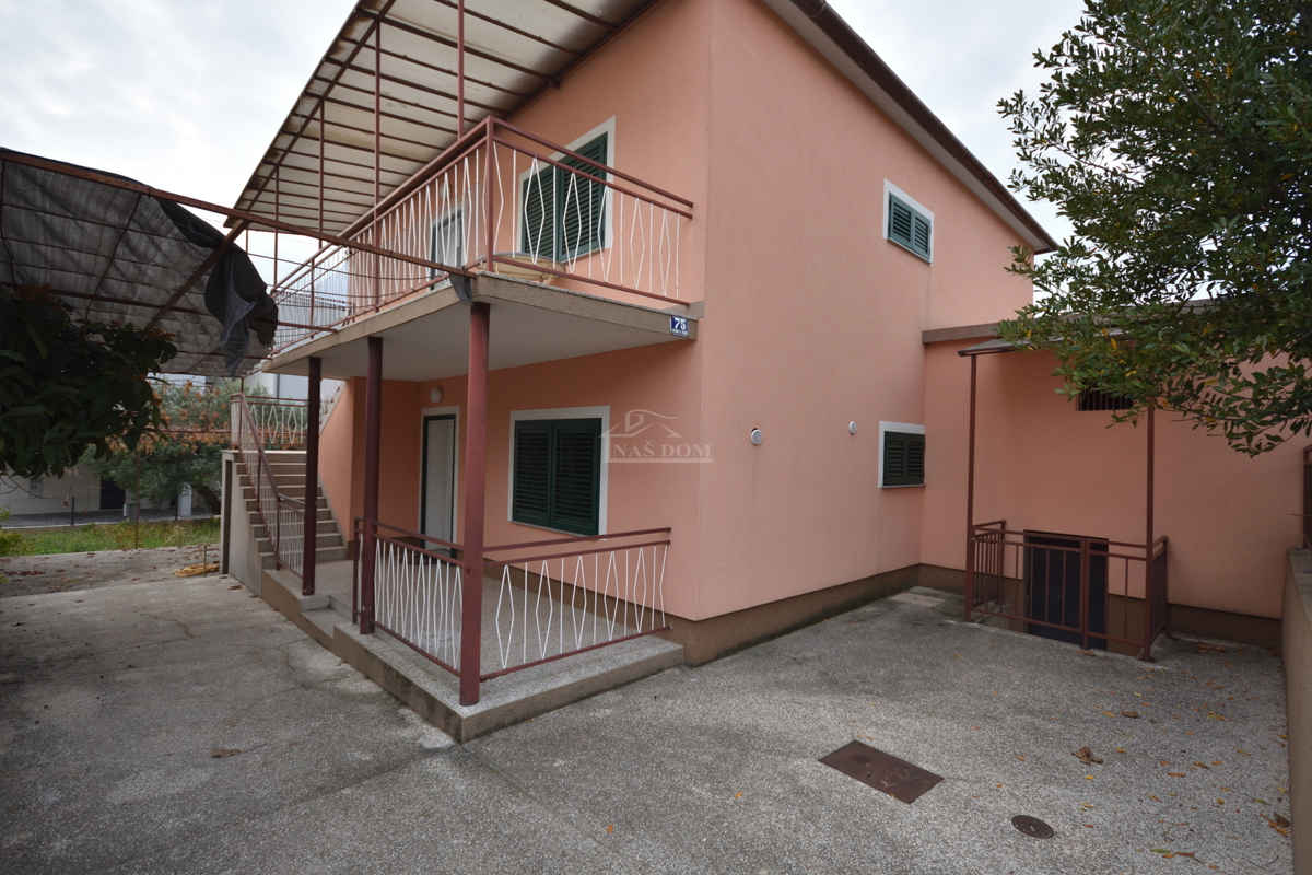 Vodice - casa indipendente con 2 appartamenti e garage