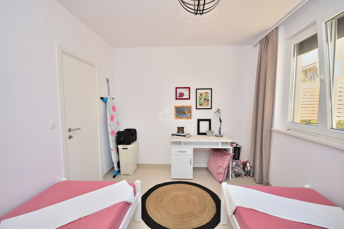 Vodice - appartamento trilocale arredato con giardino, a 500 m dalla spiaggia