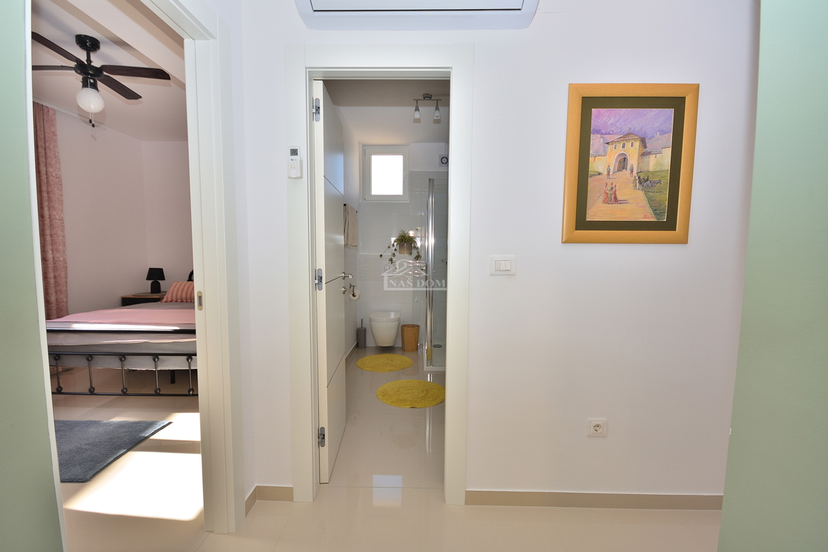 Vodice - appartamento trilocale arredato con giardino, a 500 m dalla spiaggia