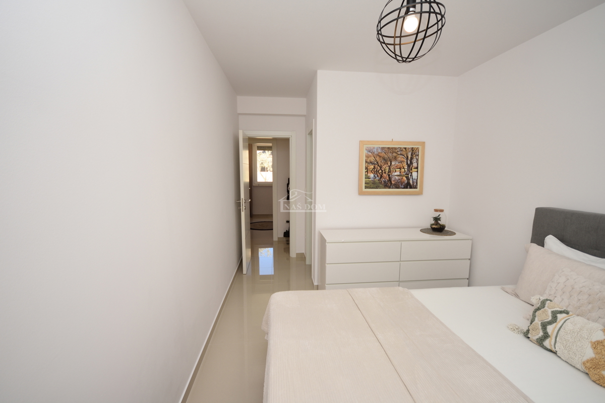 Vodice - appartamento trilocale arredato con giardino, a 500 m dalla spiaggia