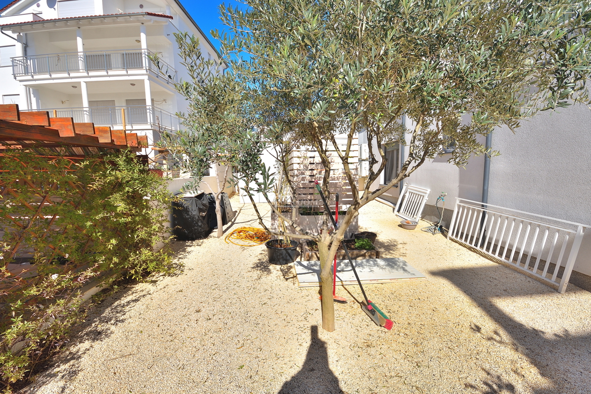 Vodice - appartamento trilocale arredato con giardino, a 500 m dalla spiaggia