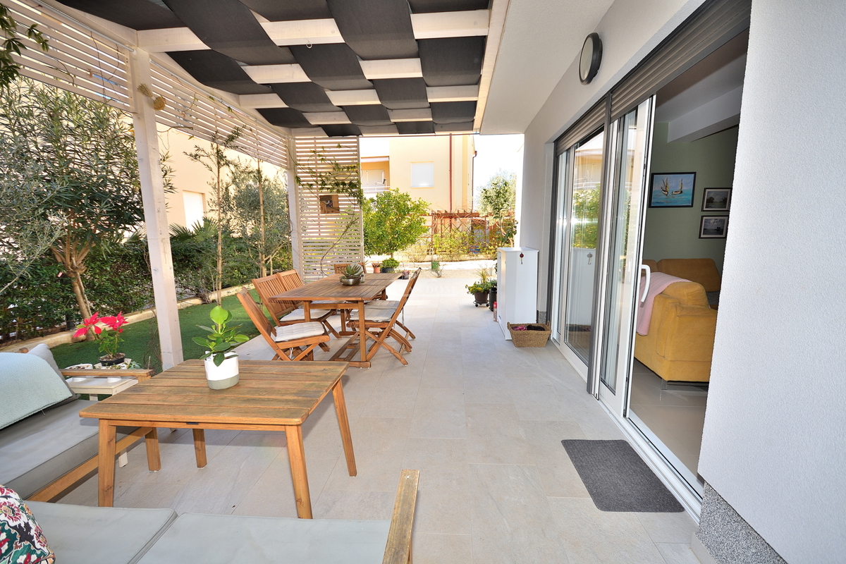 Vodice - appartamento trilocale arredato con giardino, a 500 m dalla spiaggia