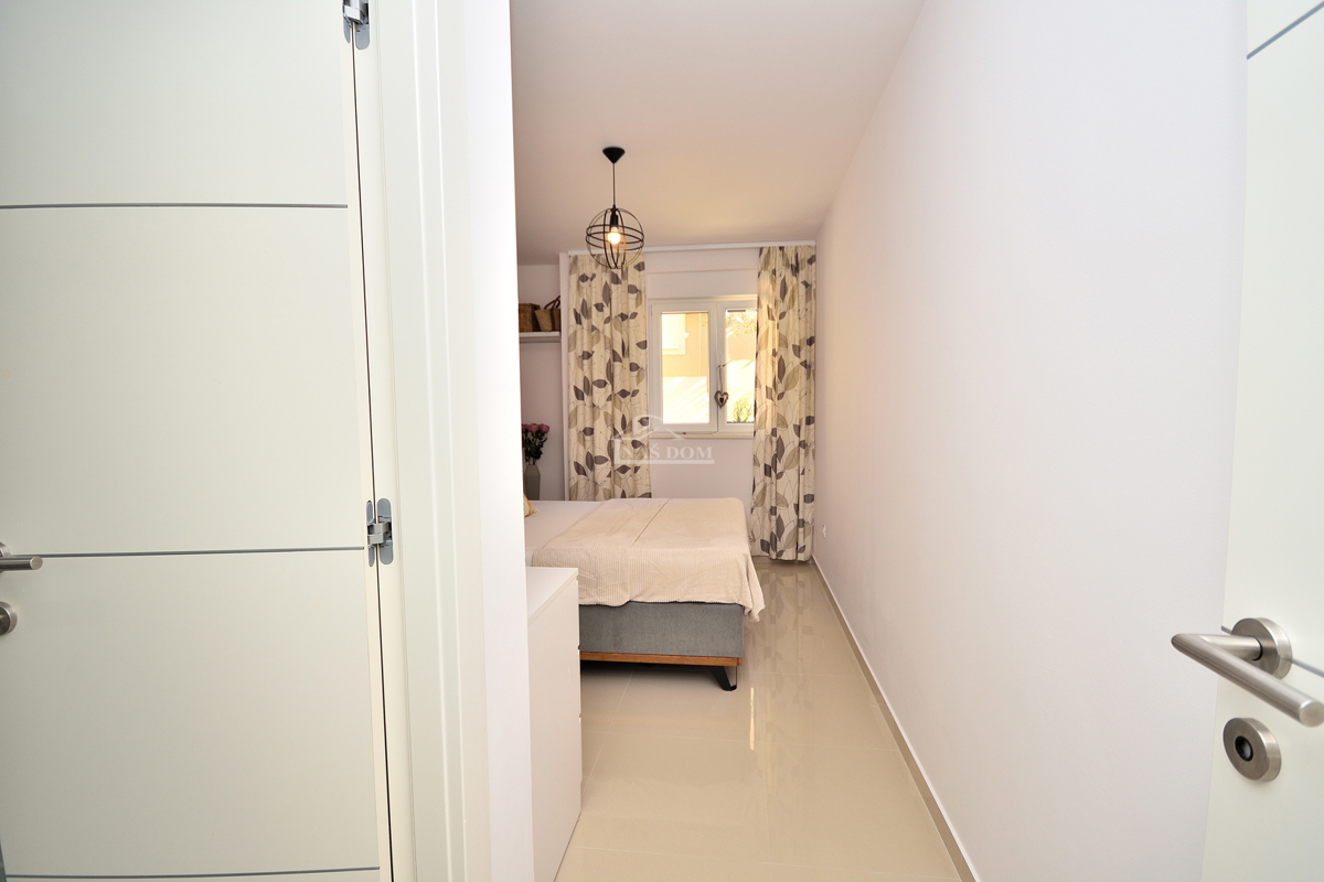 Vodice - appartamento trilocale arredato con giardino, a 500 m dalla spiaggia