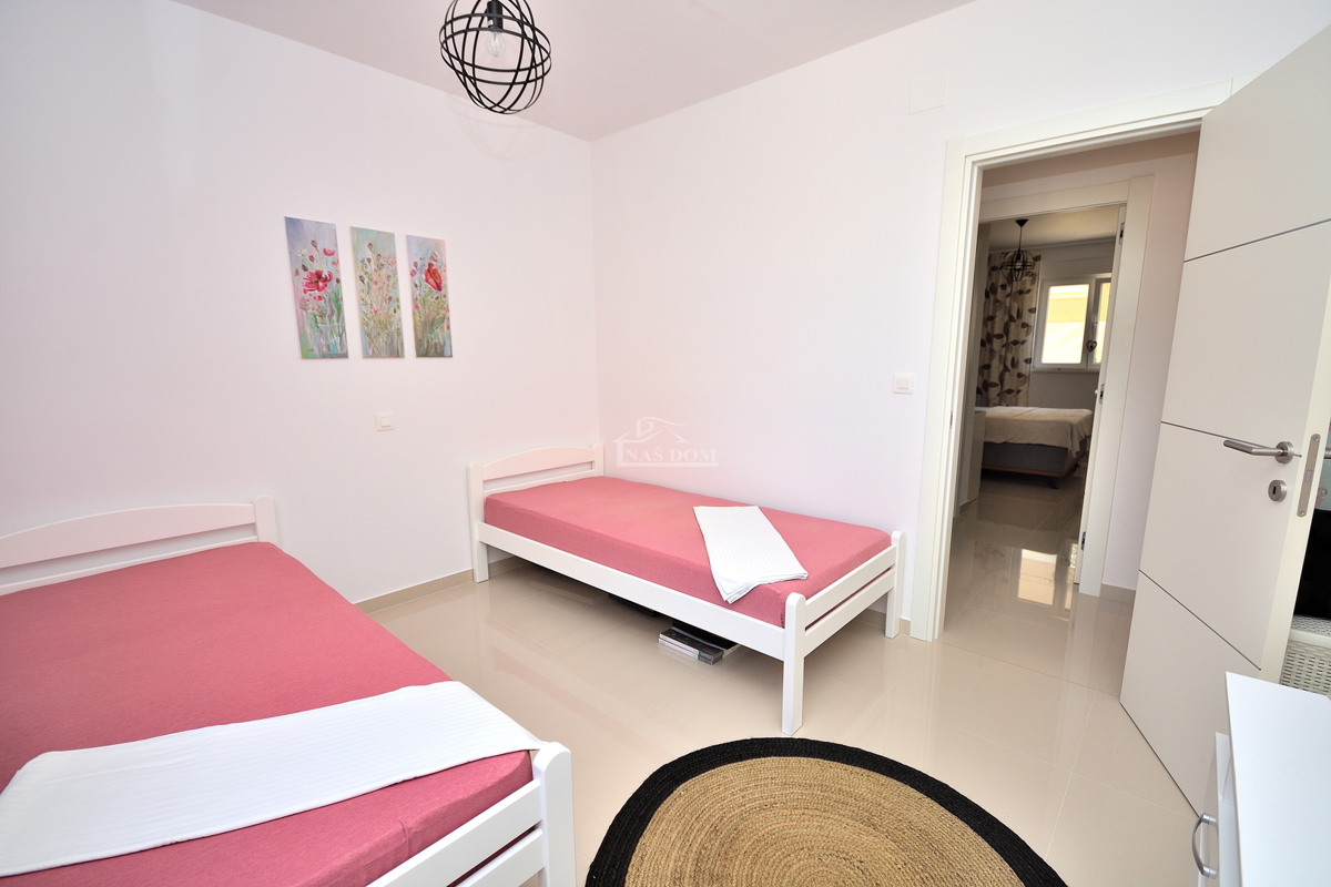 Vodice - appartamento trilocale arredato con giardino, a 500 m dalla spiaggia