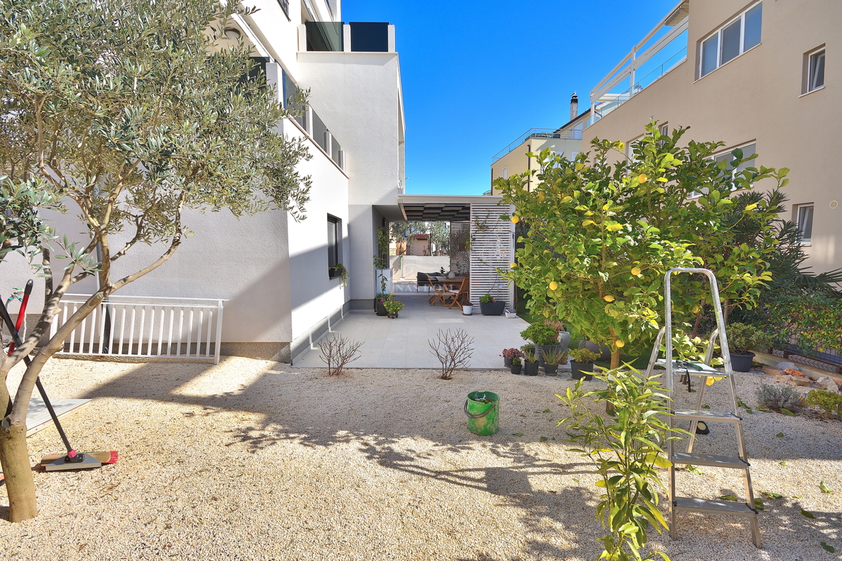 Vodice - appartamento trilocale arredato con giardino, a 500 m dalla spiaggia