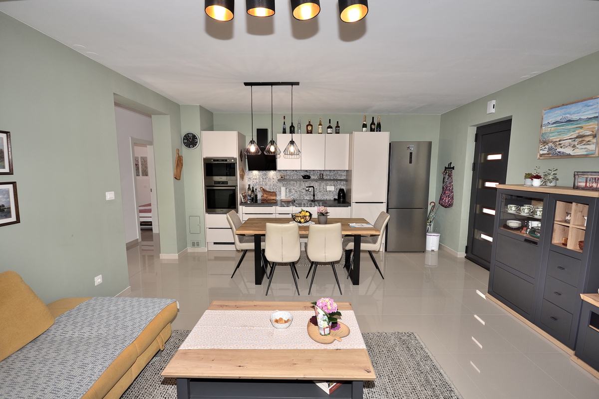 Vodice - appartamento trilocale arredato con giardino, a 500 m dalla spiaggia