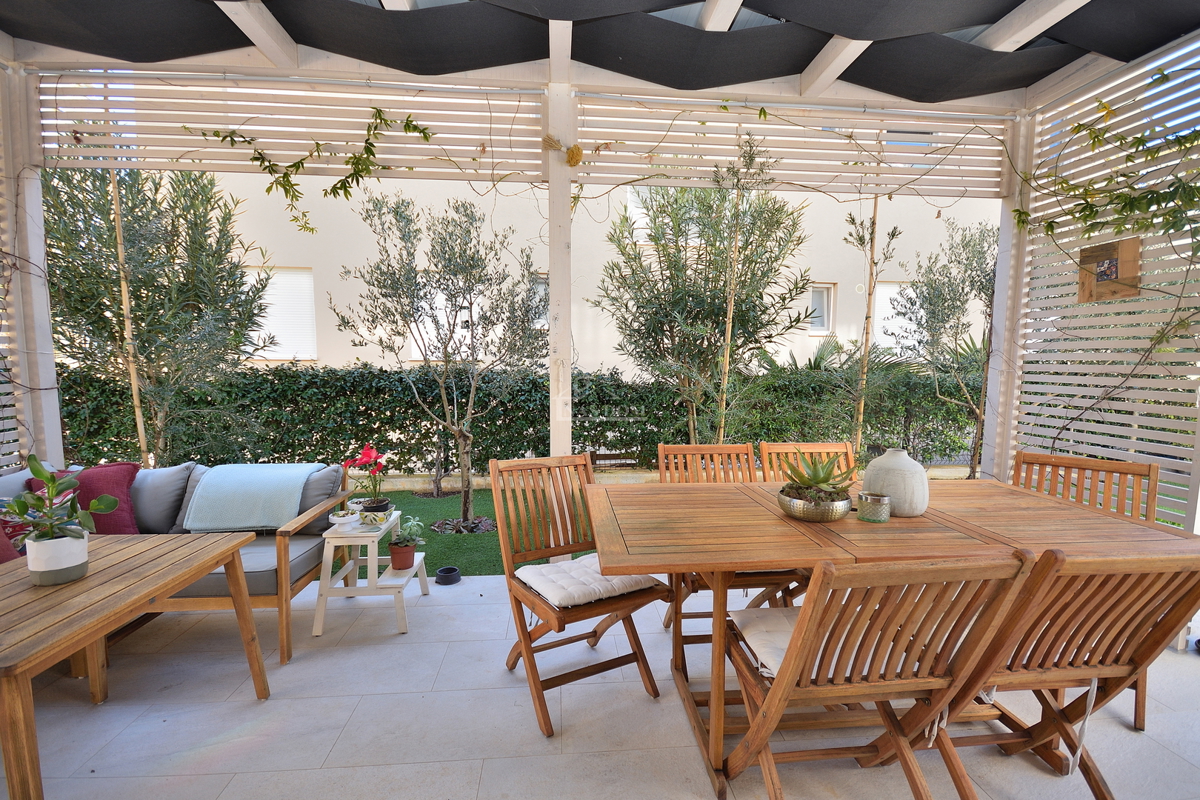 Vodice - appartamento trilocale arredato con giardino, a 500 m dalla spiaggia