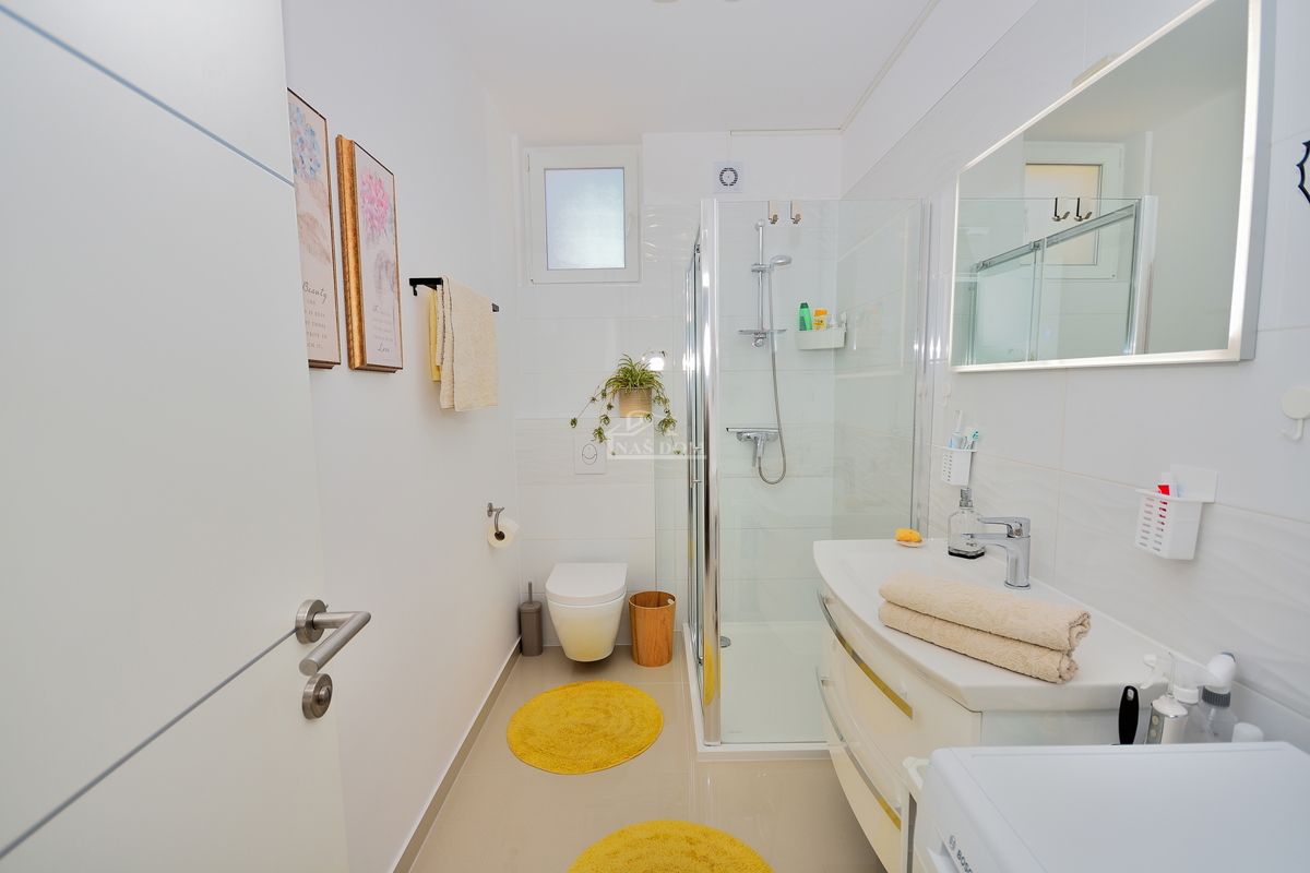 Vodice - appartamento trilocale arredato con giardino, a 500 m dalla spiaggia