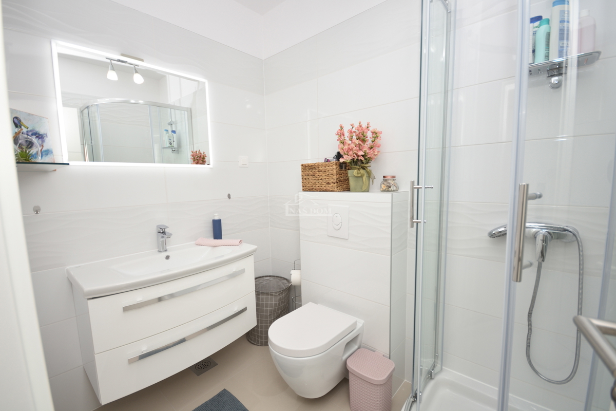 Vodice - appartamento trilocale arredato con giardino, a 500 m dalla spiaggia