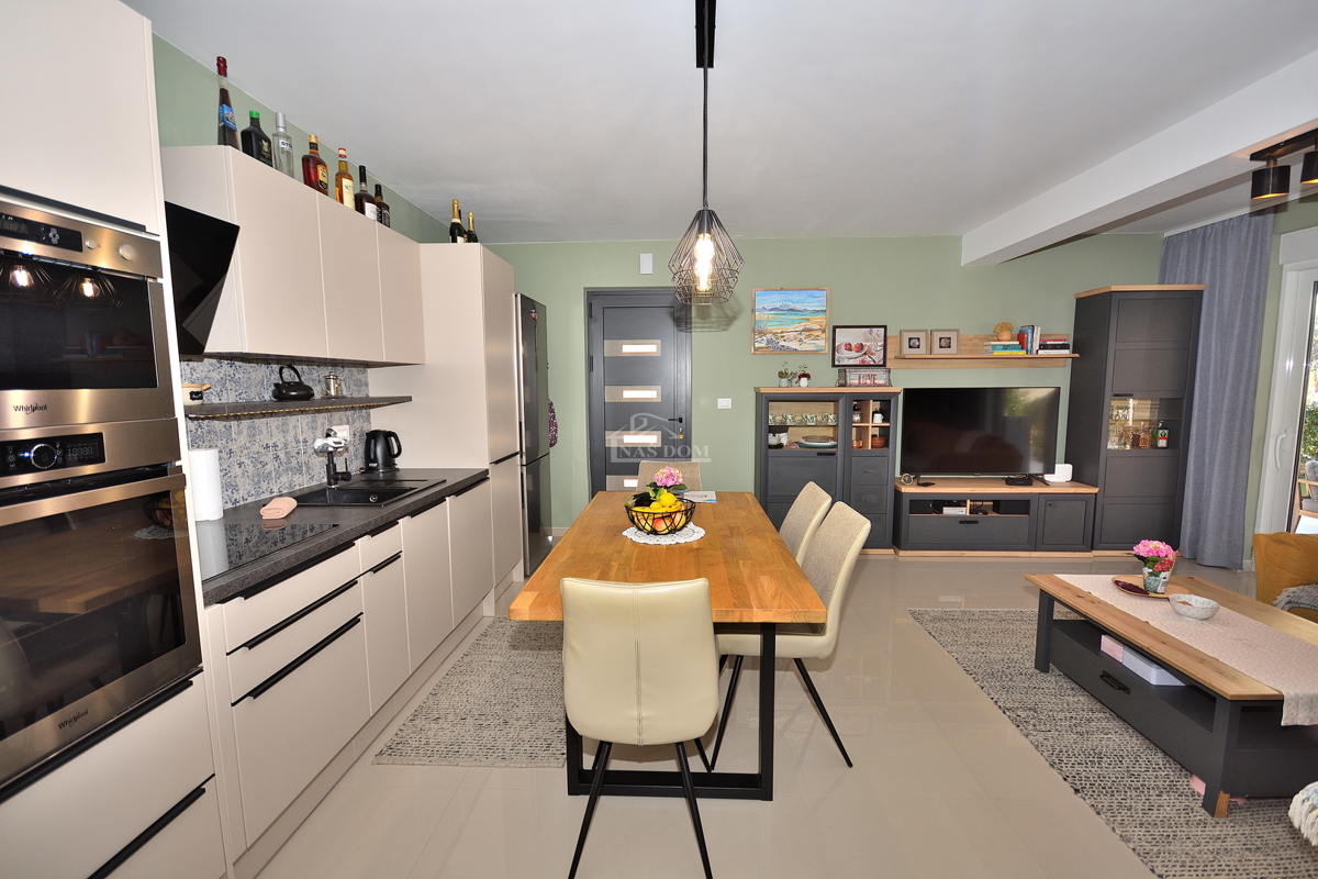 Vodice - appartamento trilocale arredato con giardino, a 500 m dalla spiaggia