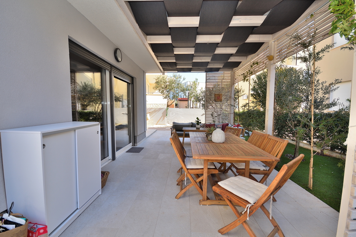 Vodice - appartamento trilocale arredato con giardino, a 500 m dalla spiaggia