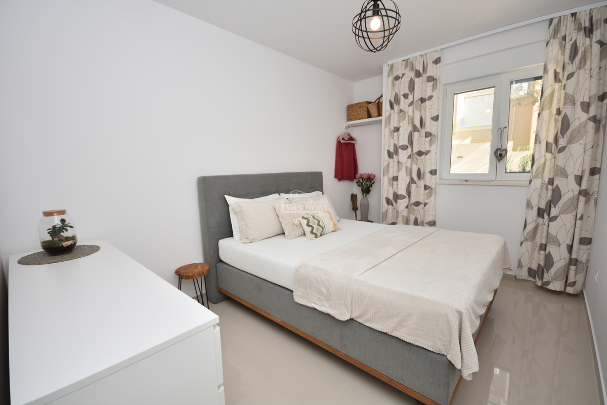 Vodice - appartamento trilocale arredato con giardino, a 500 m dalla spiaggia