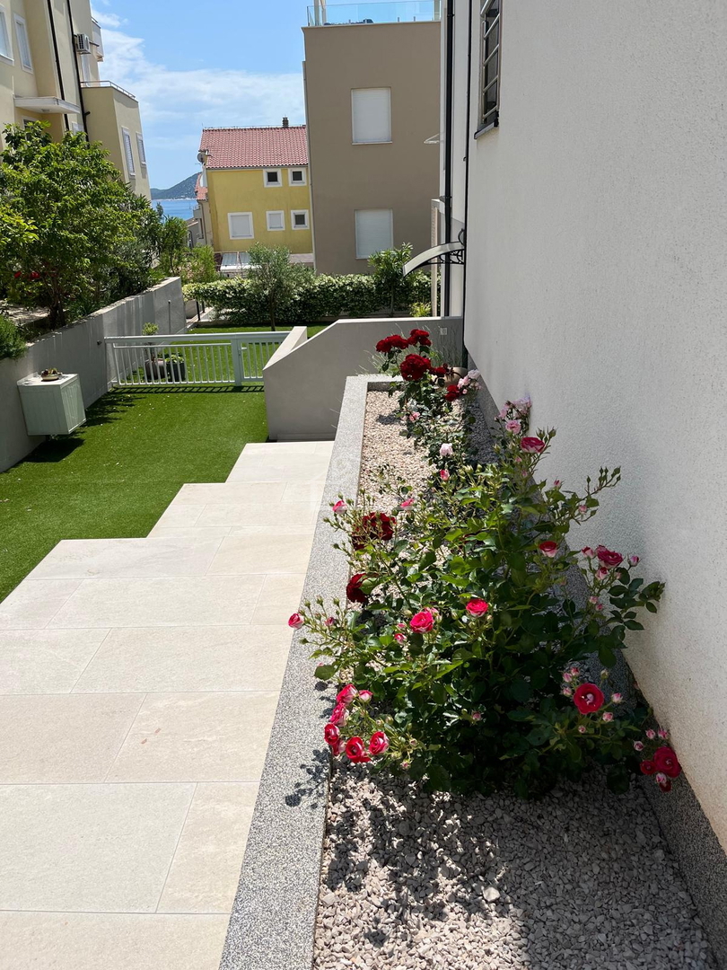 Vodice - appartamento trilocale arredato con giardino, a 500 m dalla spiaggia