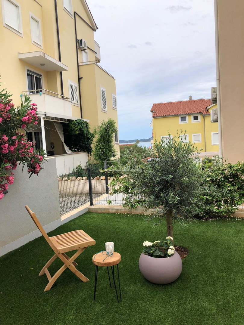 Vodice - appartamento trilocale arredato con giardino, a 500 m dalla spiaggia
