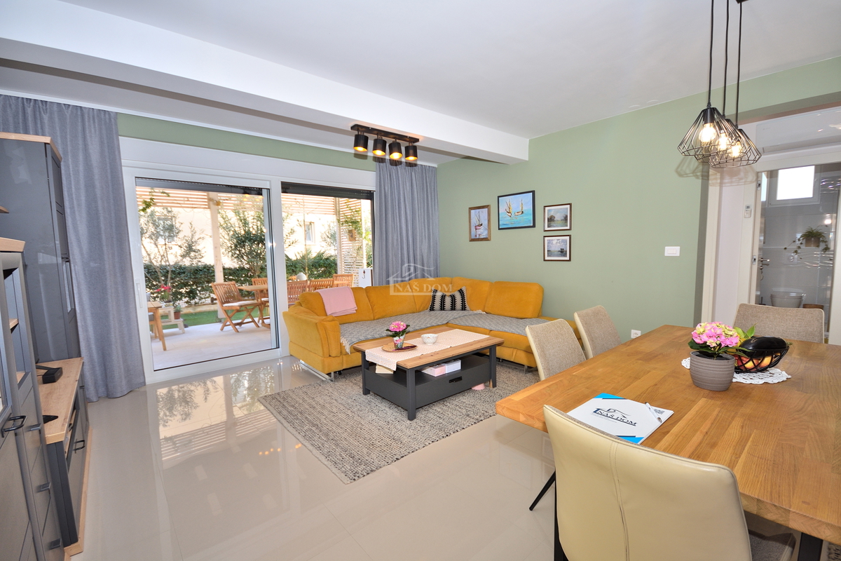 Vodice - appartamento trilocale arredato con giardino, a 500 m dalla spiaggia