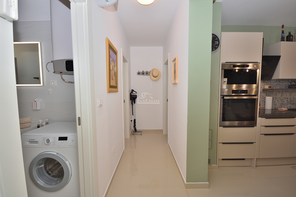 Vodice - appartamento trilocale arredato con giardino, a 500 m dalla spiaggia