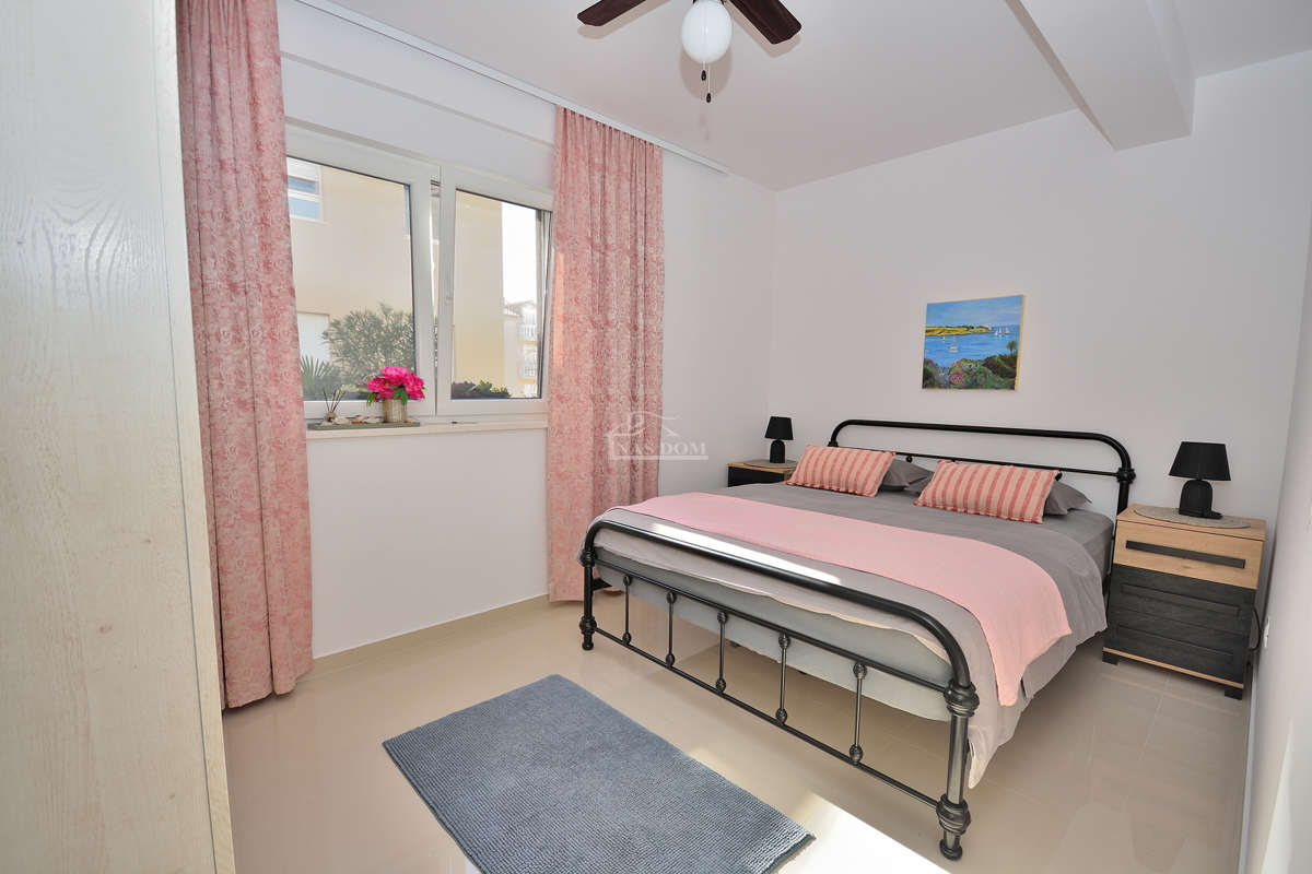 Vodice - appartamento trilocale arredato con giardino, a 500 m dalla spiaggia