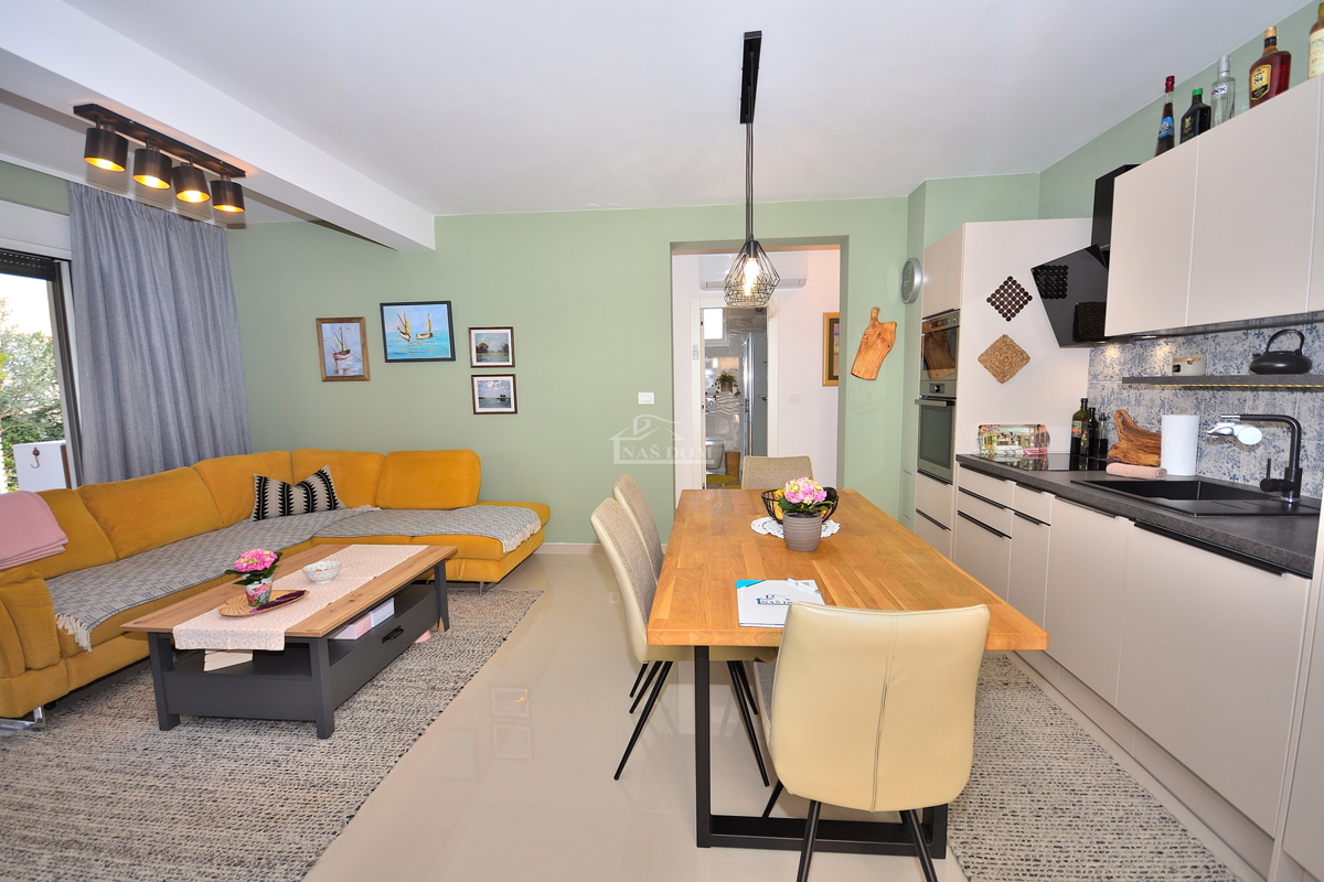 Vodice - appartamento trilocale arredato con giardino, a 500 m dalla spiaggia