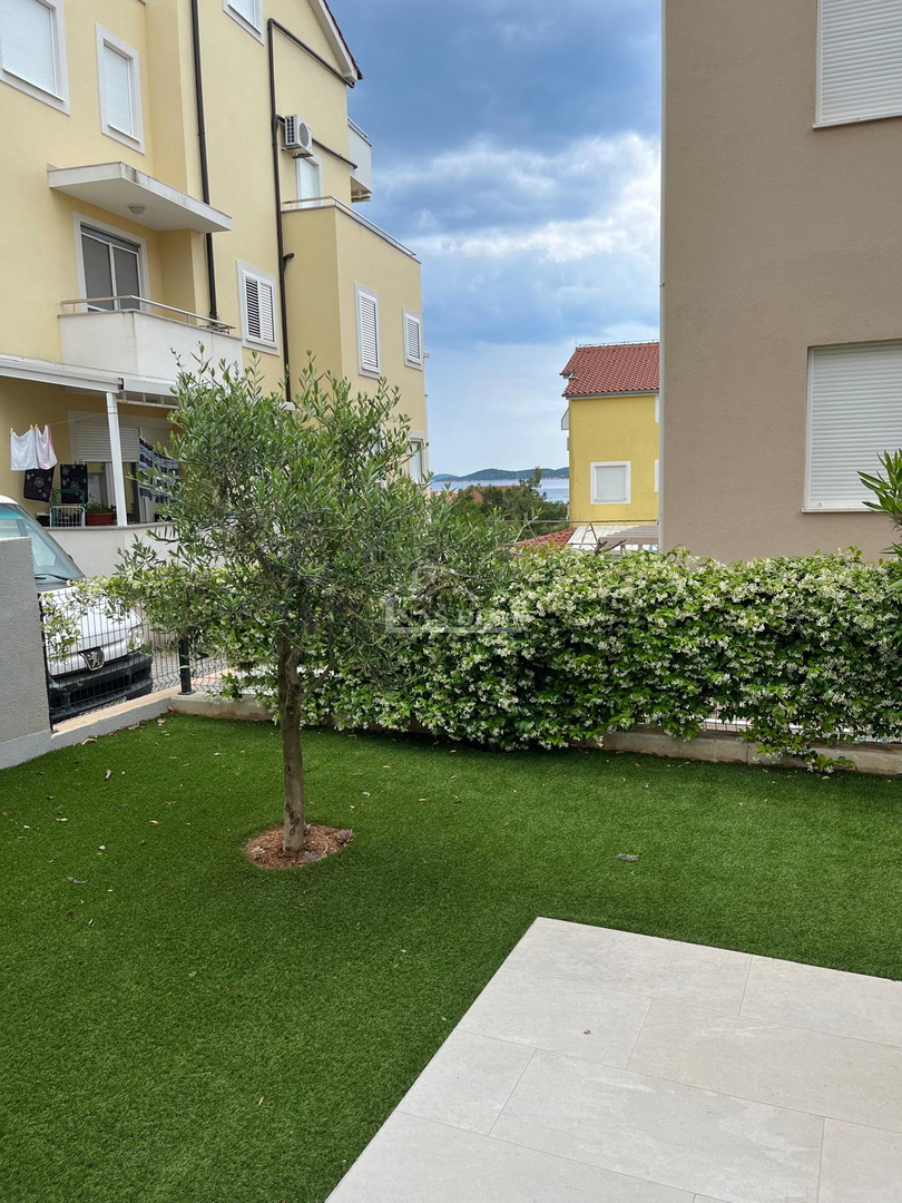 Vodice - appartamento trilocale arredato con giardino, a 500 m dalla spiaggia