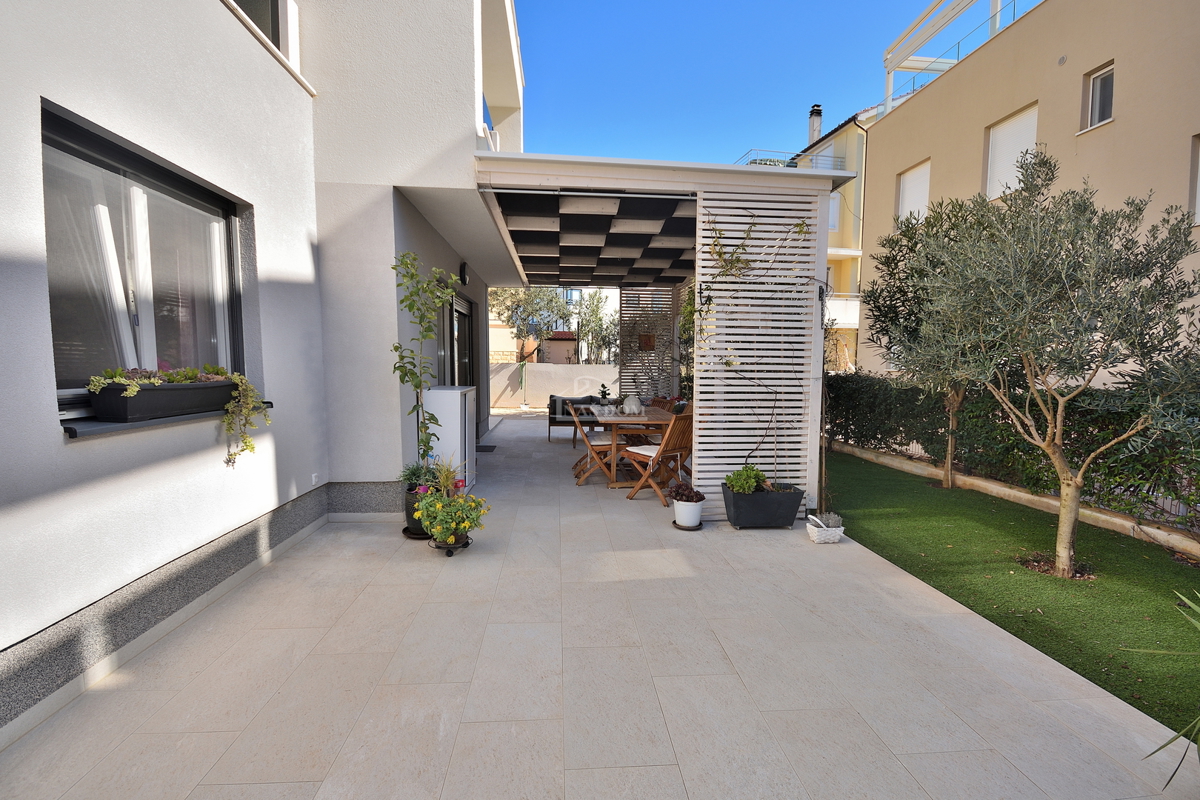 Vodice - appartamento trilocale arredato con giardino, a 500 m dalla spiaggia