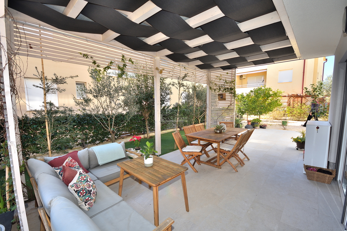 Vodice - appartamento trilocale arredato con giardino, a 500 m dalla spiaggia