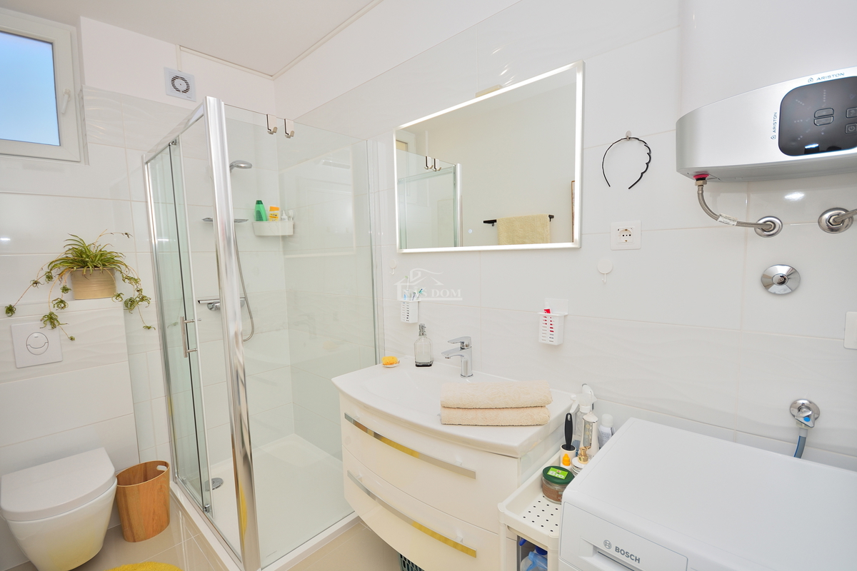 Vodice - appartamento trilocale arredato con giardino, a 500 m dalla spiaggia