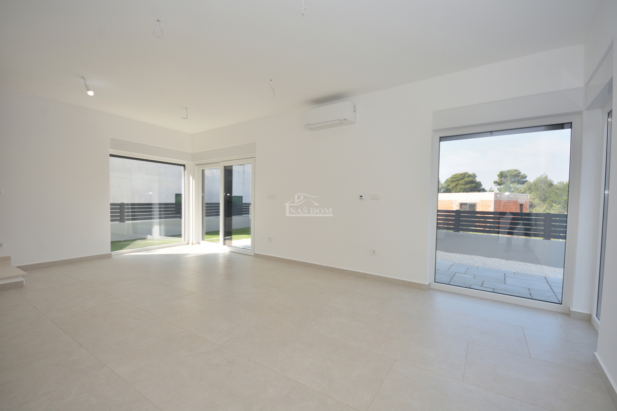 Žaborić – moderna doppia villetta S1, a 70 m dal mare, nuova costruzione con giardino e terrazza