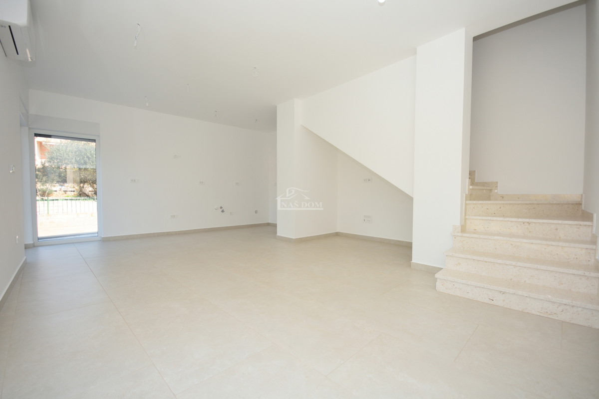 Žaborić – moderna doppia villetta S1, a 70 m dal mare, nuova costruzione con giardino e terrazza