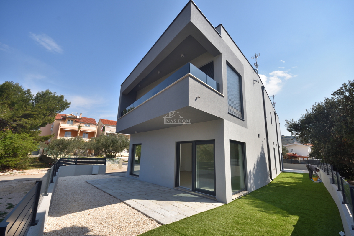 Žaborić – moderna doppia villetta S1, a 70 m dal mare, nuova costruzione con giardino e terrazza